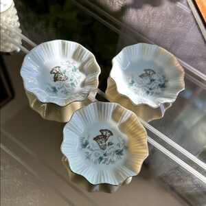 Adorable vintage trinket dishes. Poppy gold accents